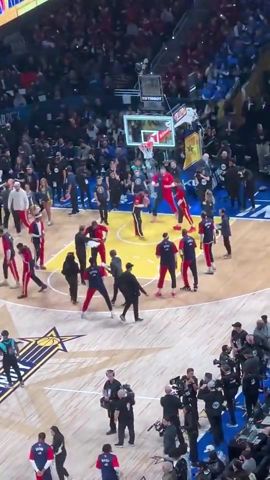 倆胖子做局東契奇在籃下騙庫里聊天隨后約基奇趁機(jī)隔扣