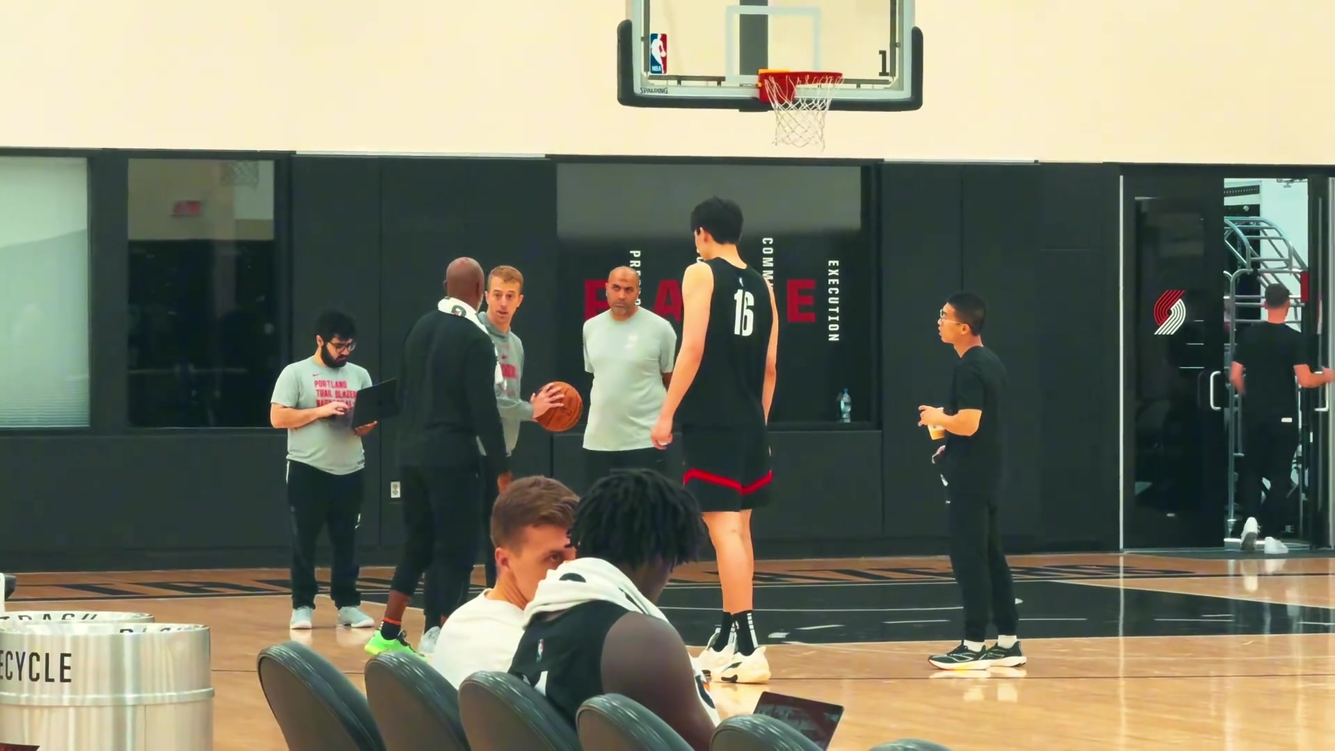 第一次吃上主教練的小灶比盧普斯親自講解戰(zhàn)術(shù)教楊瀚森跑位