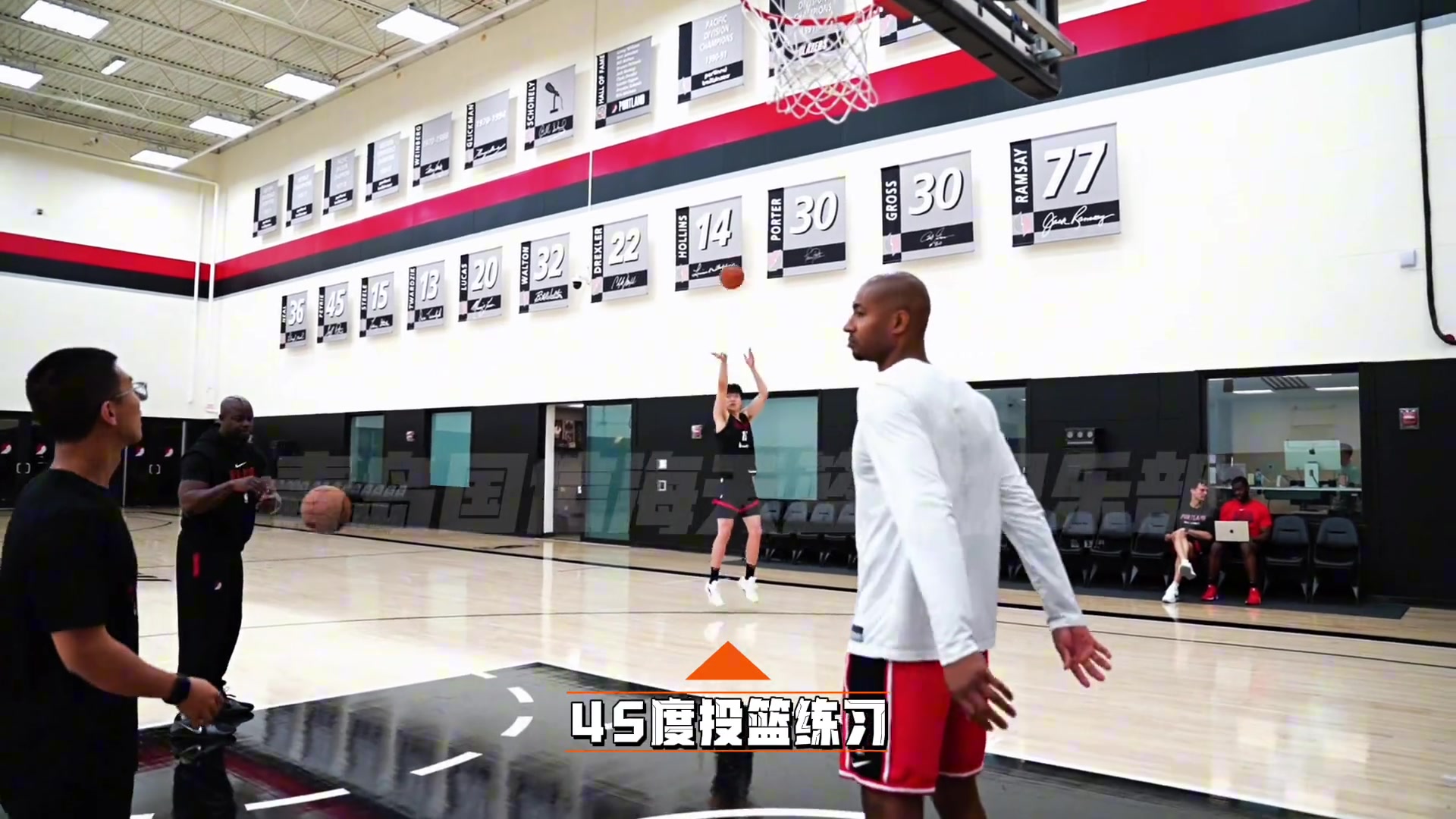 穩(wěn)定三分投射瀚森訓(xùn)練日四十五度三分五投四中