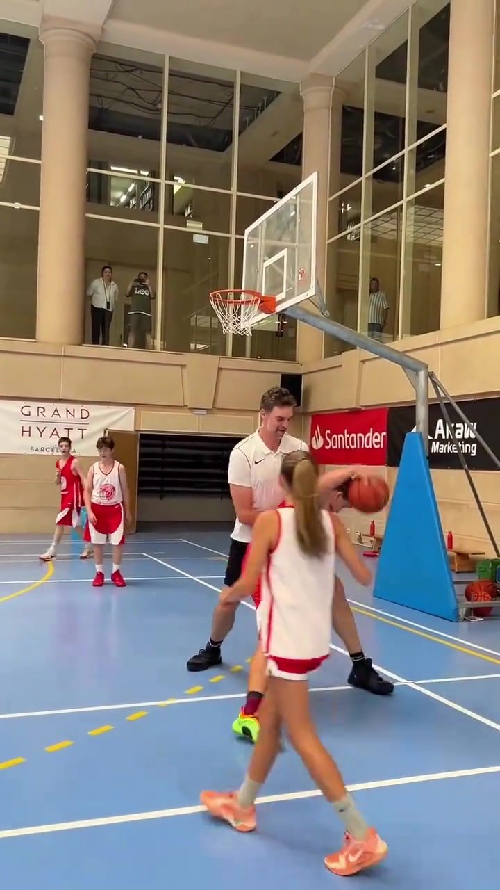 湖人名宿保羅-加索爾參加夏令營與小球迷互動(dòng)