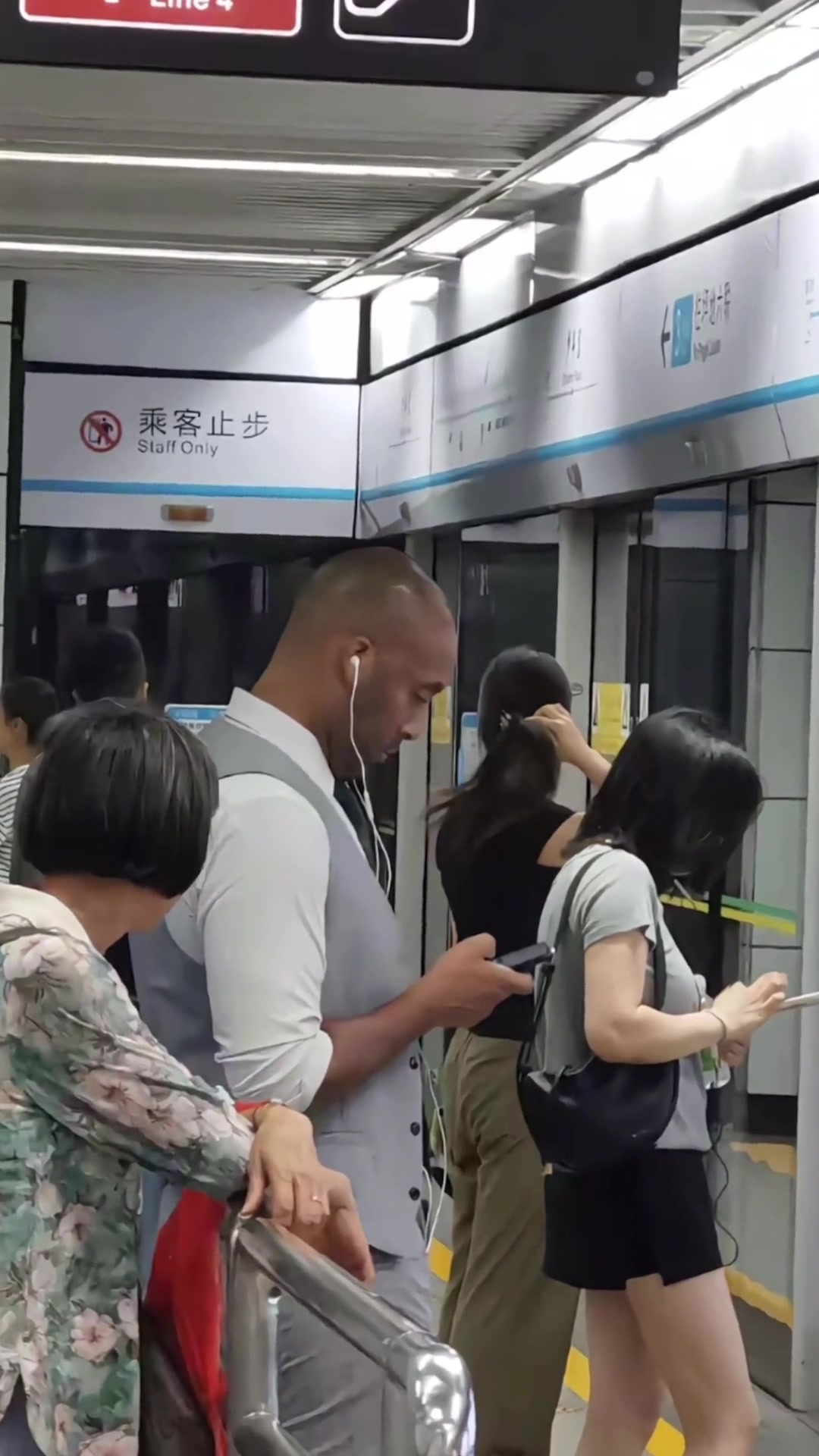 真的假的網(wǎng)友曬在地鐵偶遇科比這側(cè)臉也太像了吧