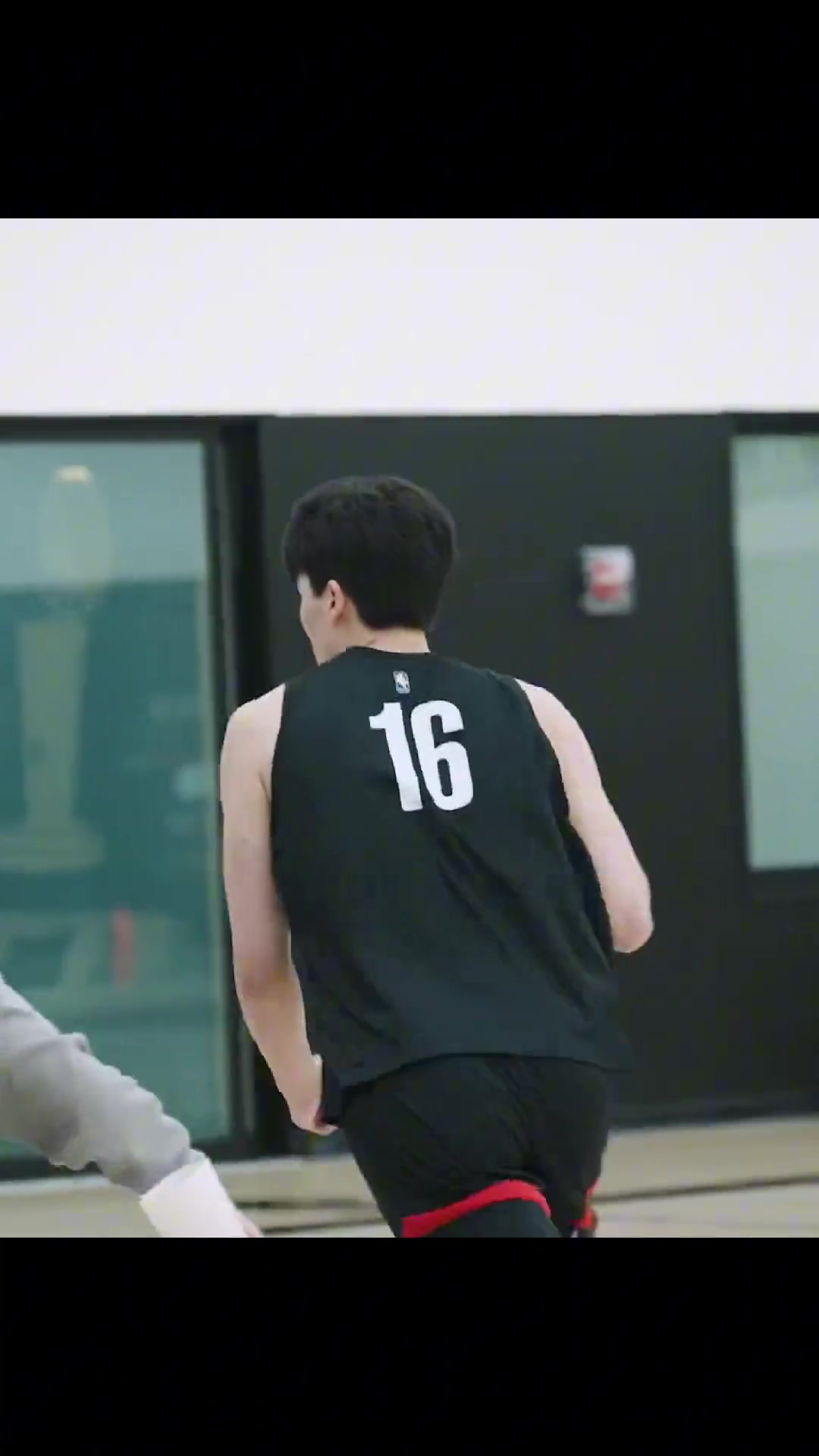 楊瀚森訓(xùn)練DAY3視頻來咯網(wǎng)友亞洲杯我讓周琦打封閉上場