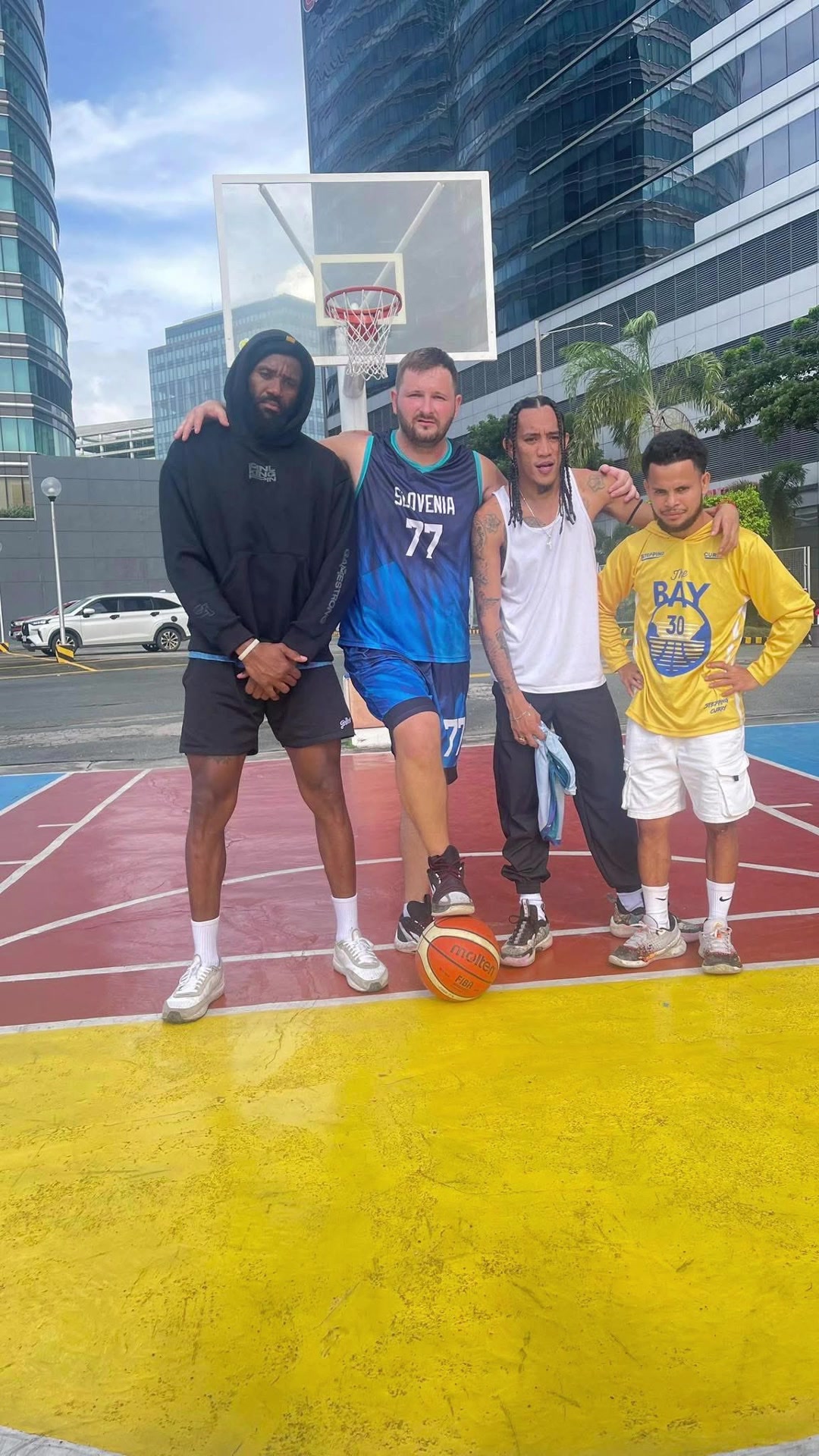 笑死球迷惡搞老詹東契奇克拉克森庫里在菲律賓一起訓(xùn)練