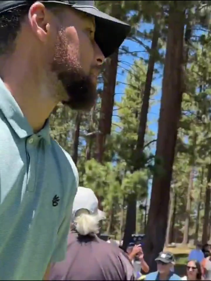 庫里打高爾夫球....場內(nèi)場外盡顯風(fēng)范