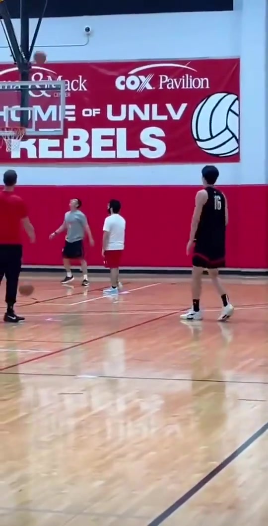 斯普利特陪同訓(xùn)練楊瀚森現(xiàn)身賭城開練 定點(diǎn)三分12投11中