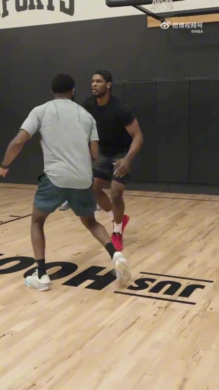 展示扎實(shí)基本功新賽季期待他和小楊在場(chǎng)上建立化學(xué)反應(yīng)