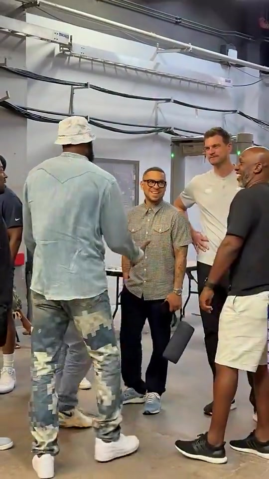 都是老對手了詹姆斯球員通道與楊瀚森主教練比盧普斯相談甚歡