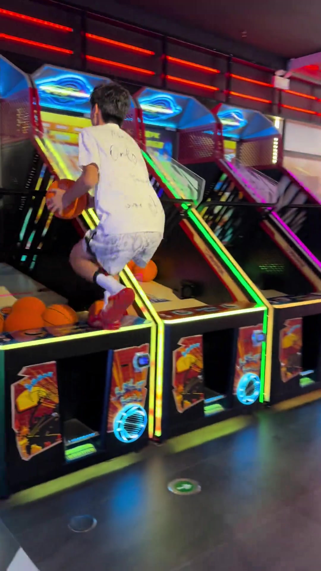 小球迷暴扣投籃機(jī) 隨后模仿偶像詹姆斯霸王步慶祝