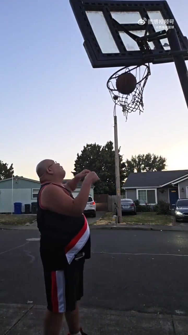 真受歡迎開(kāi)拓者死忠粉Oscar已經(jīng)穿上楊瀚森球衣到處秀了