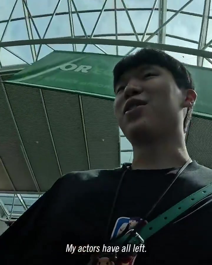 楊瀚森簡(jiǎn)直社交悍匪啊在機(jī)場(chǎng)人氣是真高