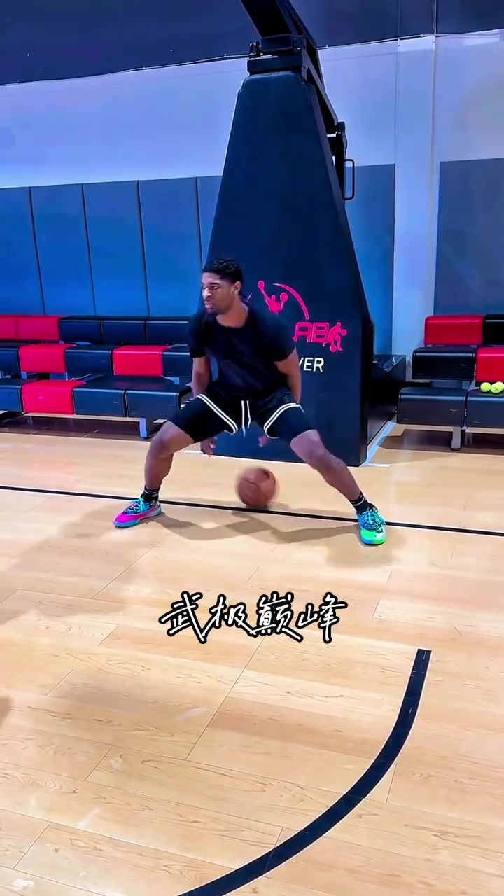 亨德森苦練運球技術 此前社媒轉(zhuǎn)發(fā)楊瀚森進球視頻