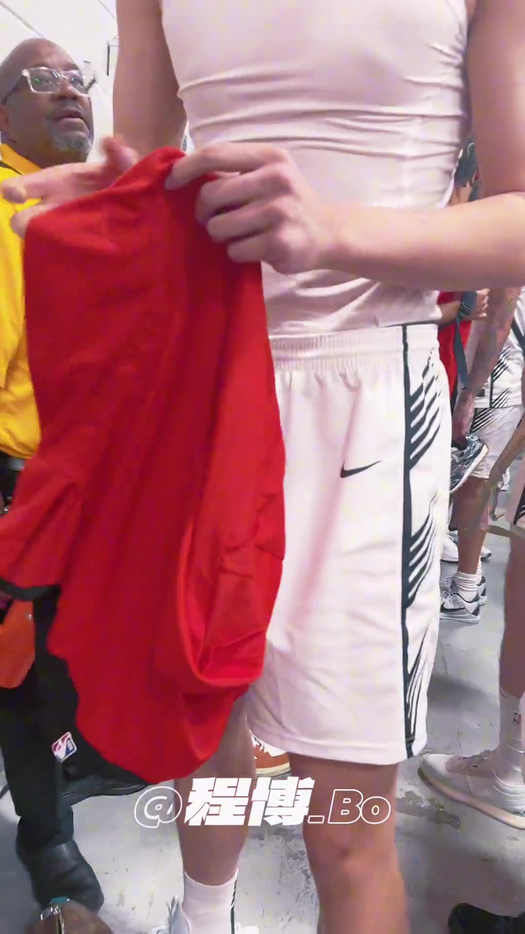 入場環(huán)節(jié)看這場館確實小了點楊瀚森熱身猛練拋投和三分