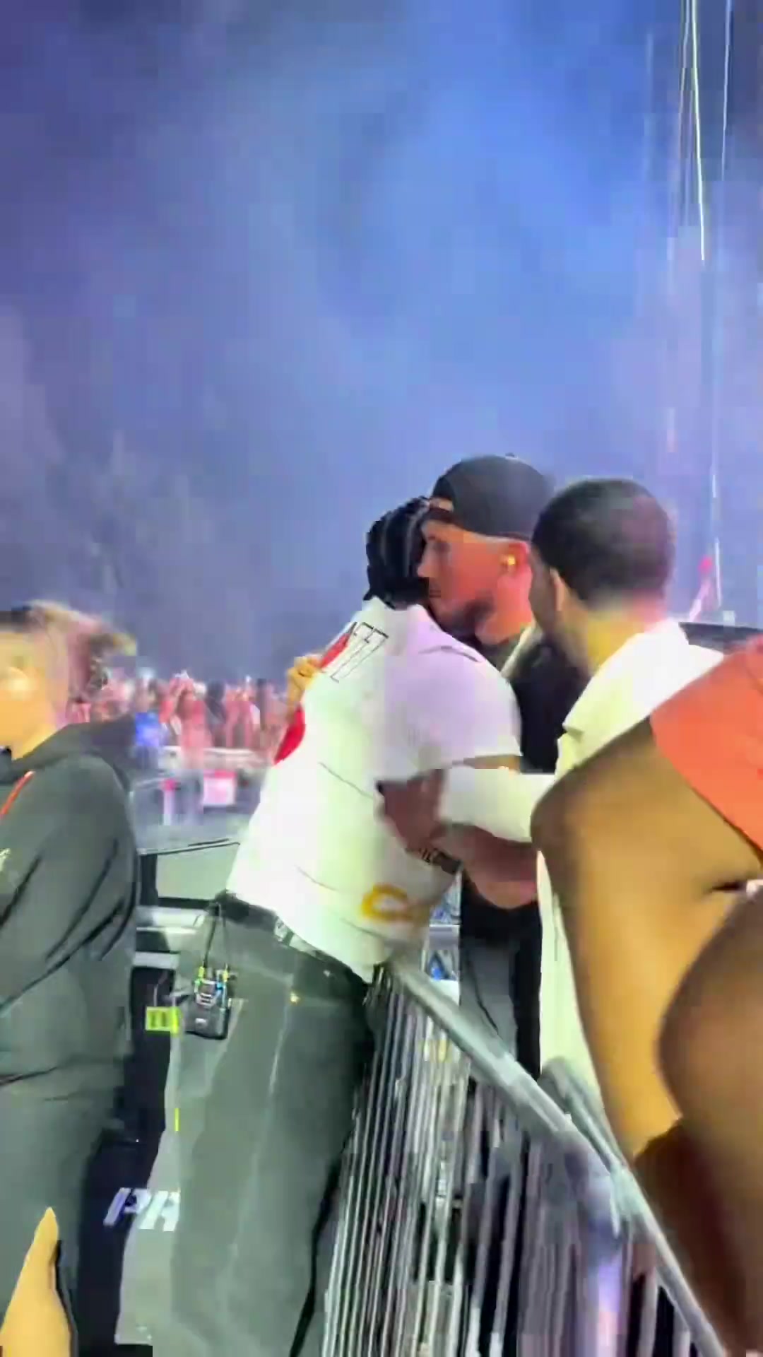 關系很好啊說唱歌手公鴨Drake跳下臺 與布克熱情互動