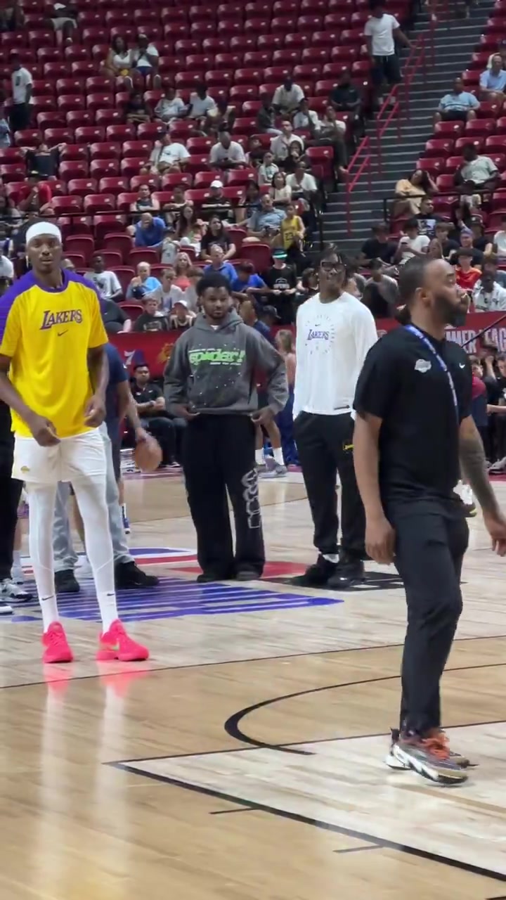 布朗尼缺席今日湖人比賽賽前與阿杜-蒂耶羅一同觀摩隊(duì)友熱身