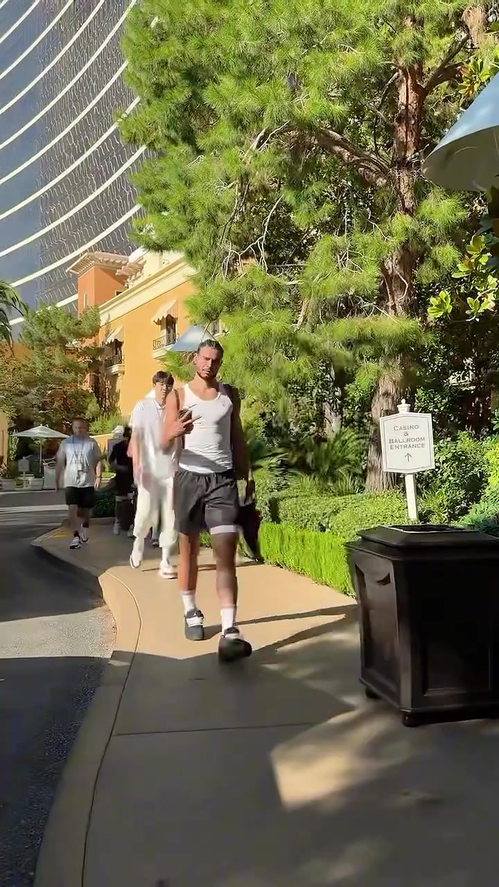 還沒回國楊瀚森依然隨隊到場 一身便裝休閑觀戰(zhàn)