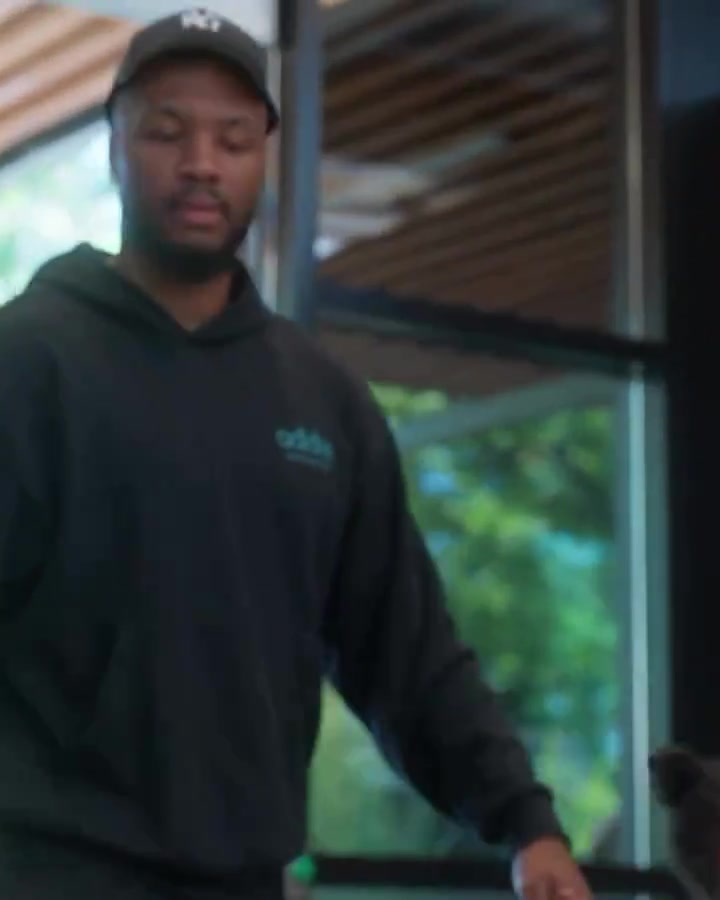 回家利拉德帶著孩子們來簽合同 他對這個(gè)辦公室可太熟悉了