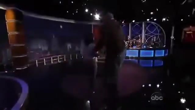 奧尼爾前妻當(dāng)年背著300斤的鯊魚上臺(tái) 剛走兩步就被壓塌了