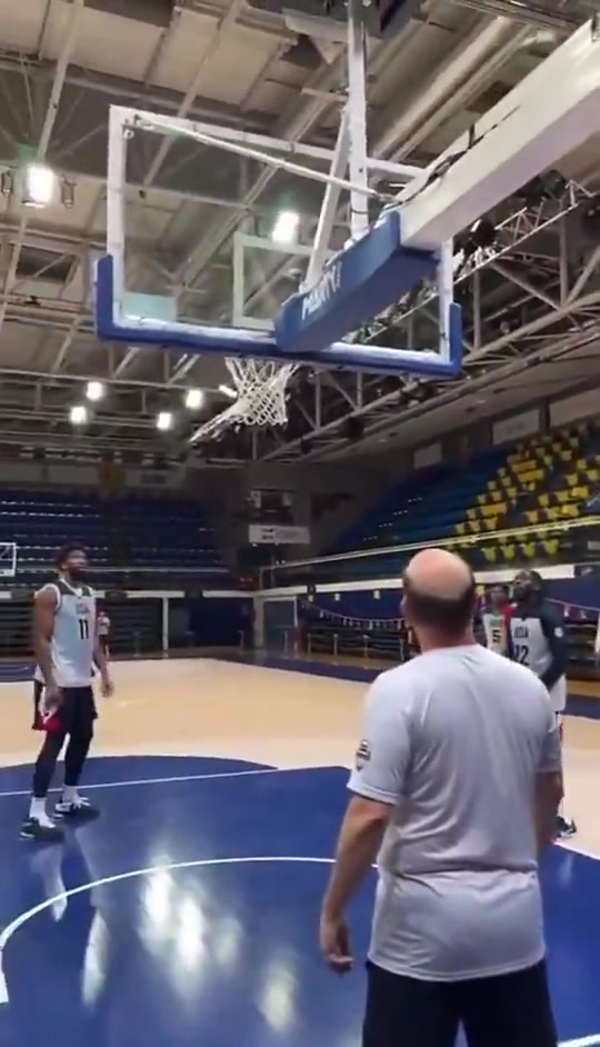 這視野離譜老詹在訓練中跳起轉身大橫傳助攻庫里扔三分