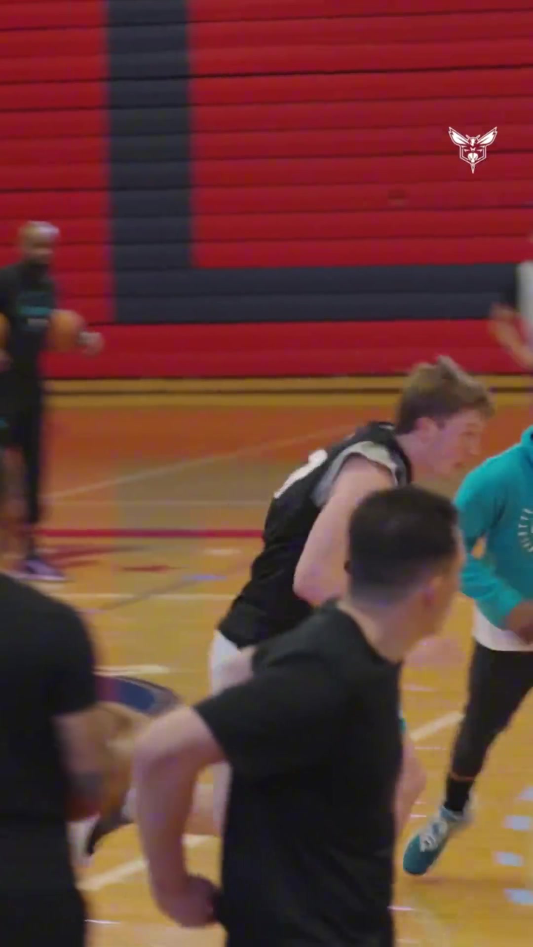 黃蜂斬獲隊史首座夏聯(lián)冠軍獎杯4號秀克努佩爾當(dāng)選夏聯(lián)MVP