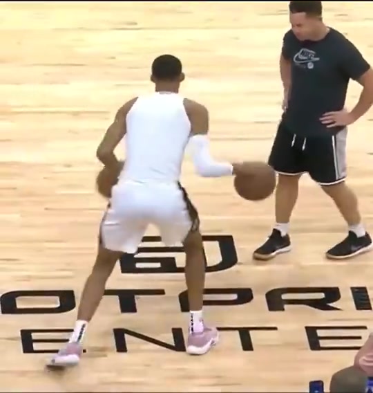 文班這個(gè)雙手控球視頻在外網(wǎng)火了這身體協(xié)調(diào)性真好啊