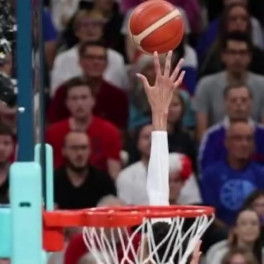 相當(dāng)恐怖有人拍下文班亞馬蓋帽的一瞬間幾乎大半只手臂都要超框了