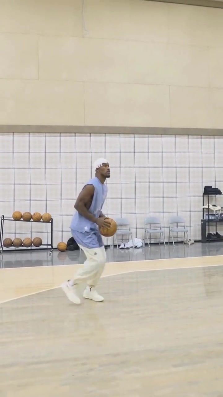 巴哥沉迷訓(xùn)練又整了個(gè)稀奇古怪的造型