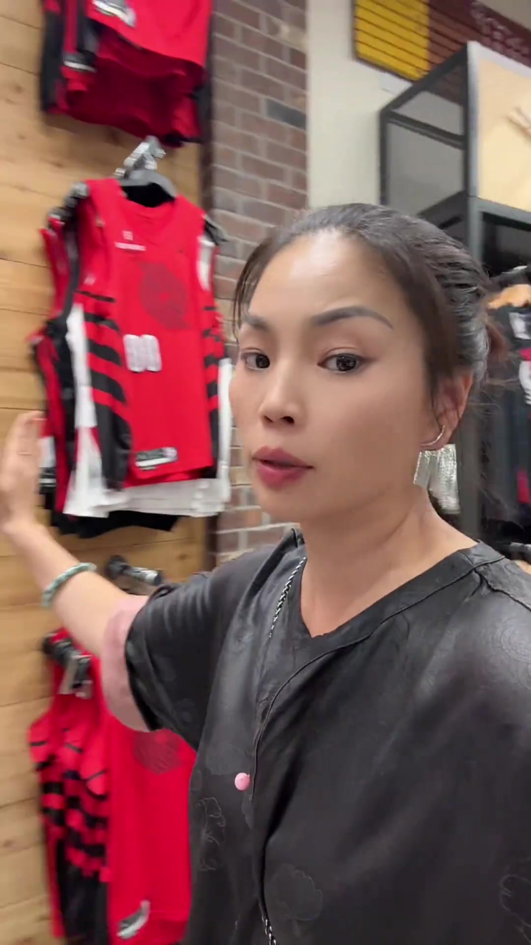 女網(wǎng)友珠姐現(xiàn)在楊瀚森球衣真買不到 利拉德的都是賣以前的庫存