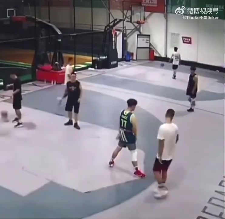 這種人就不配打籃球吧