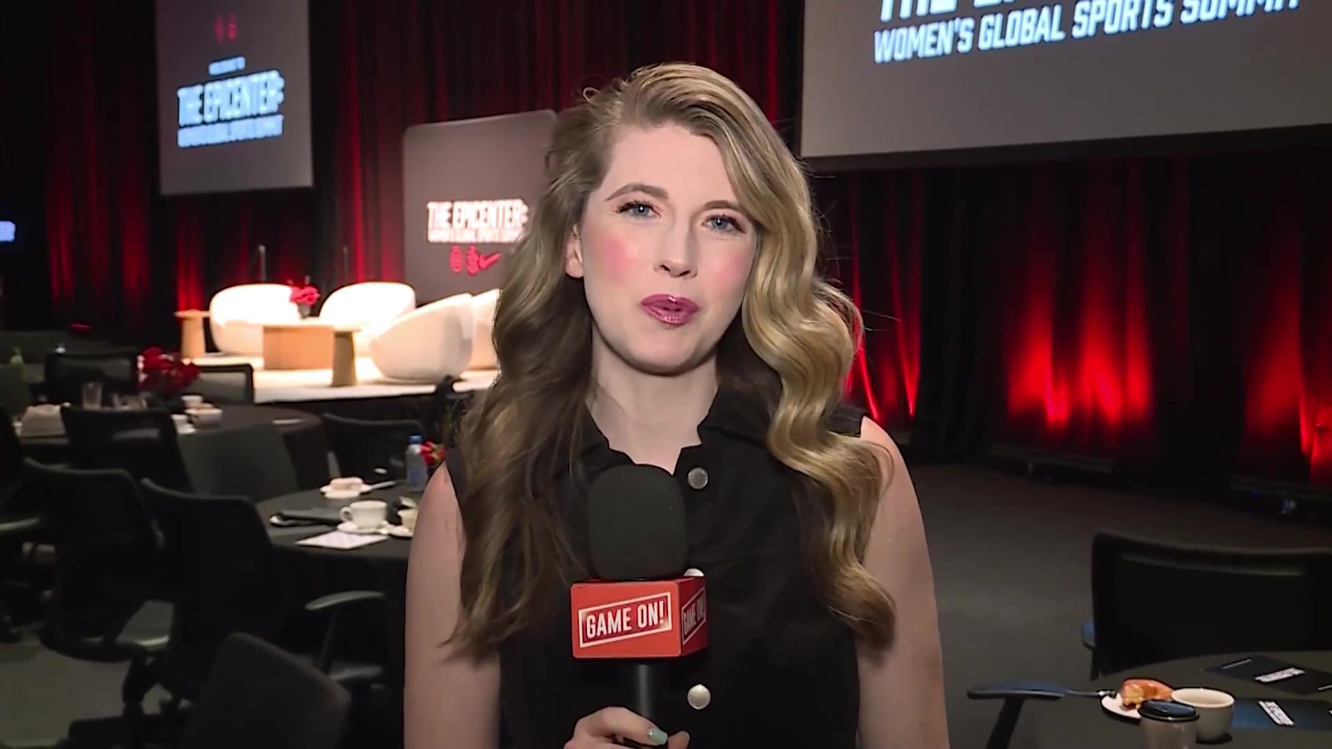 金發(fā)碧眼開拓者美女隊(duì)記格林這報(bào)道我是一個(gè)字都沒聽進(jìn)去啊