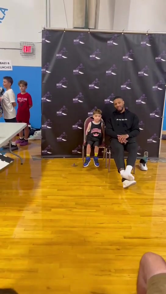 楊瀚森新隊(duì)友利拉德和小球迷合影 這就是75大巨星的親和力嗎