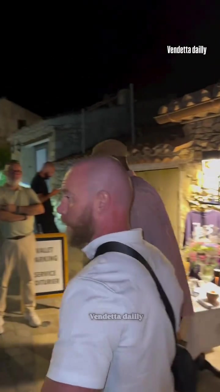 詹姆斯與妻子現(xiàn)身巴黎餐廳吃飯