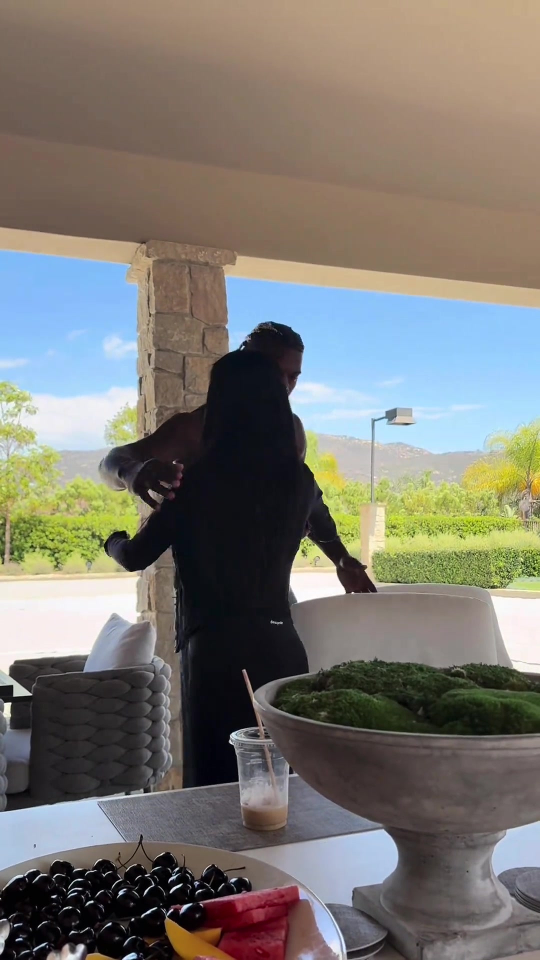 關(guān)系很好啊此前和巴特勒一起逛賭城的華人美女參觀巴特勒的豪宅