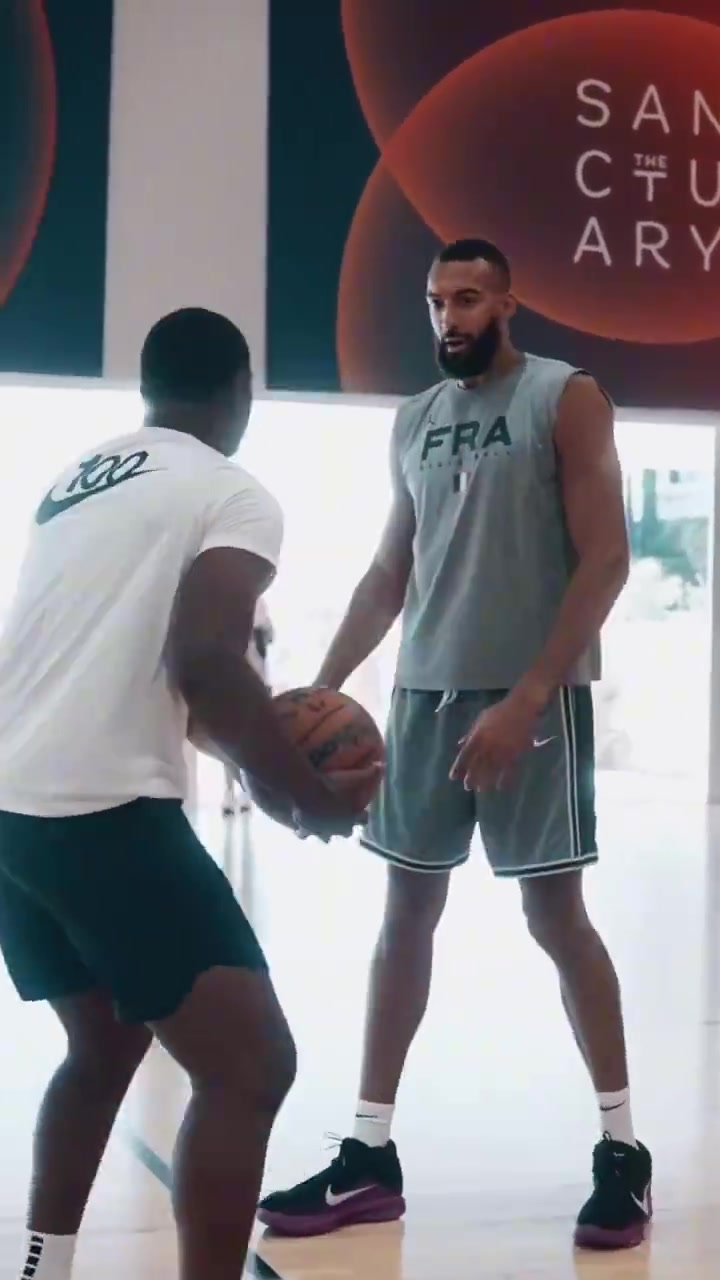 戈貝爾這休賽期的訓(xùn)練視頻真的讓人很有遐想的空間