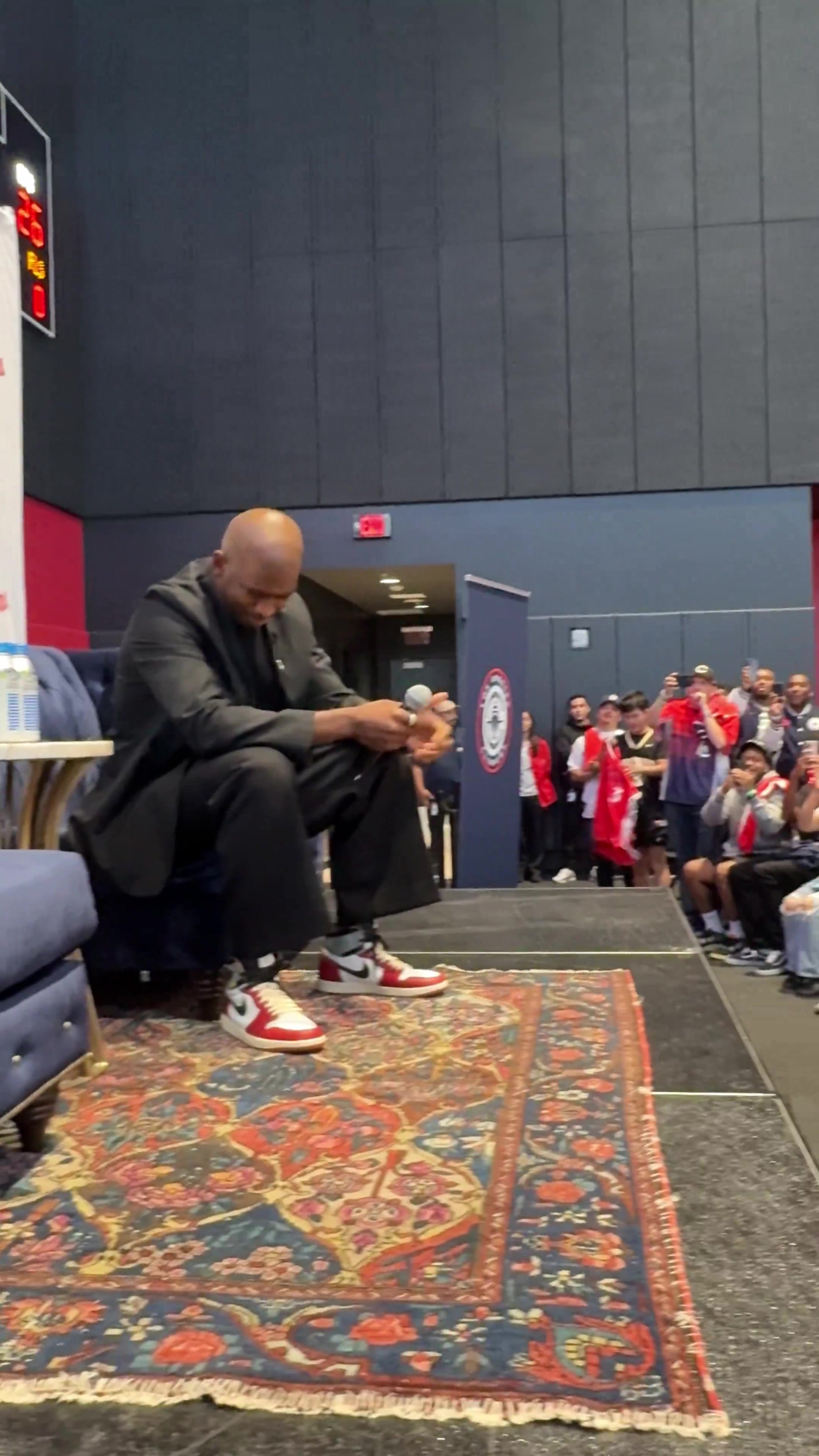 保羅重返快船在現(xiàn)場(chǎng)球迷一陣CP3的歡呼聲中激動(dòng)落淚