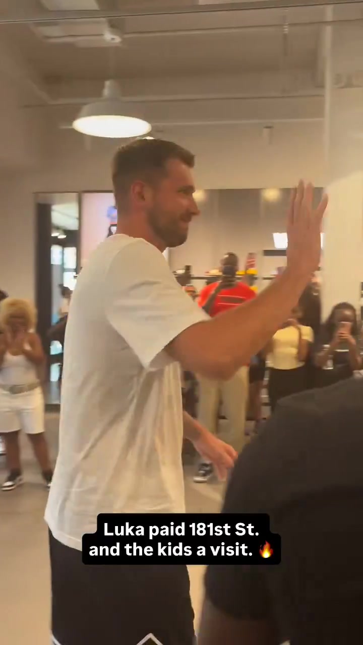 東契奇現身紐約參加活動近距離觀看真的瘦了好多 期待新賽季了