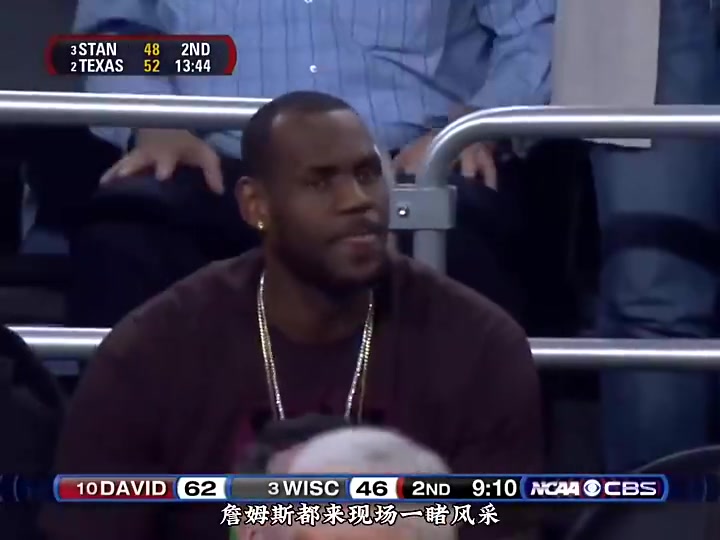 庫里大學時期瘋?cè)匿浵癞敃r詹姆斯還去了現(xiàn)場觀戰(zhàn)