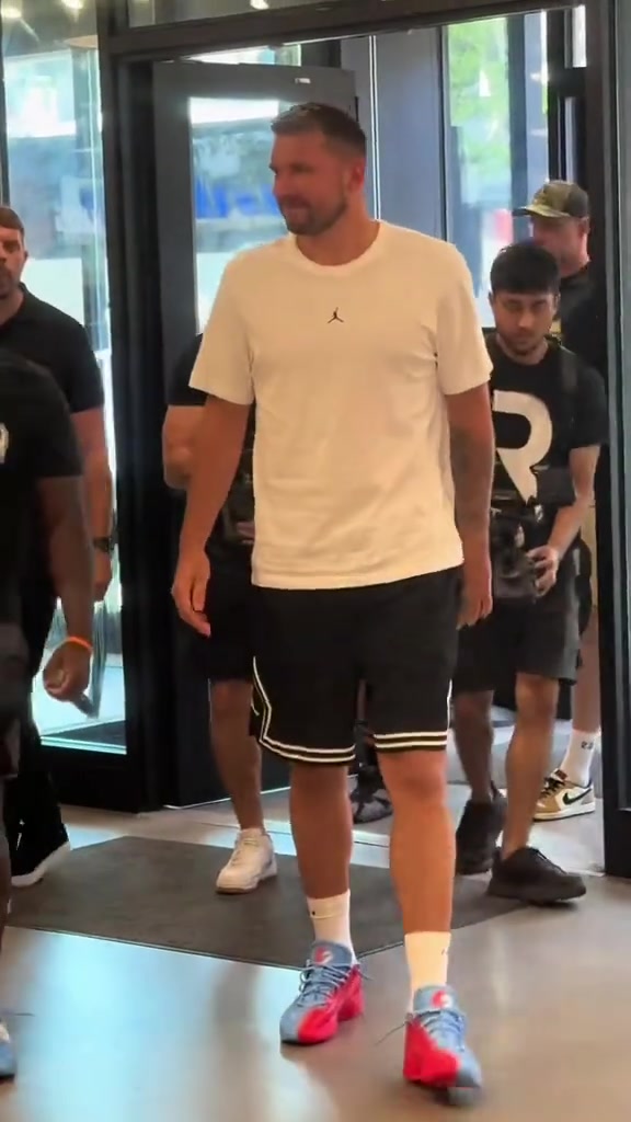 東契奇參加活動正面視角 這身材你怎么看