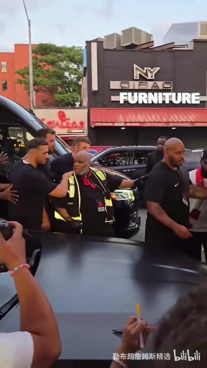 全球頂流東契奇參加活動狂熱球迷們一擁而上