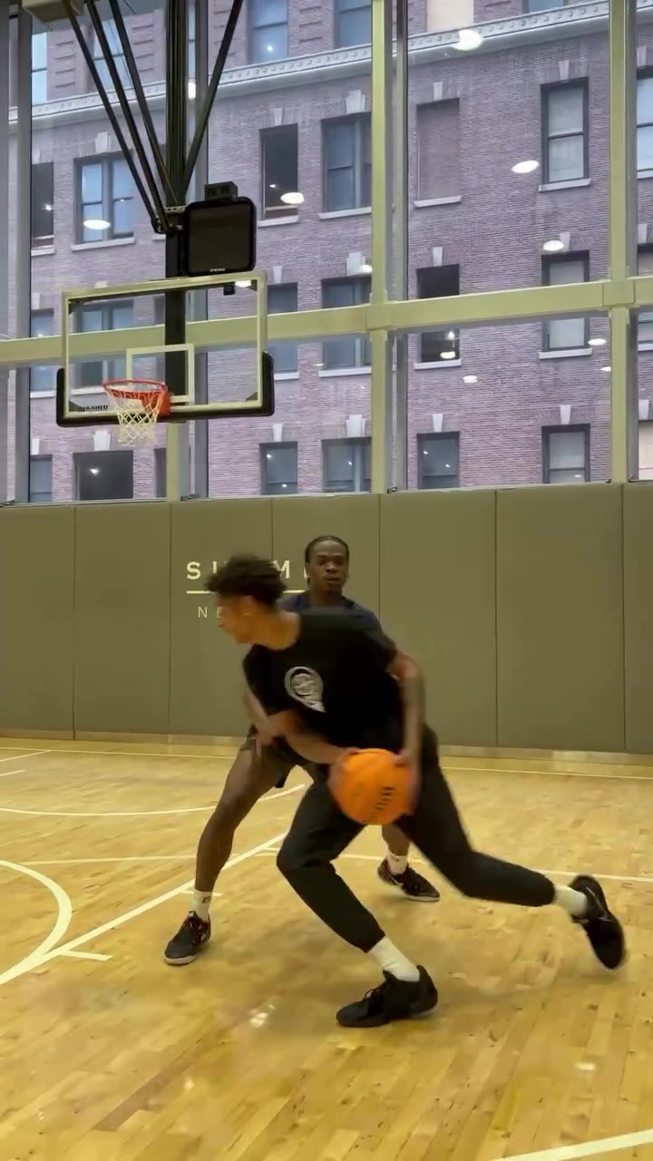 雖然投籃動作不一樣但甜瓜兒子這腳步三威脅沒少和老爸學啊