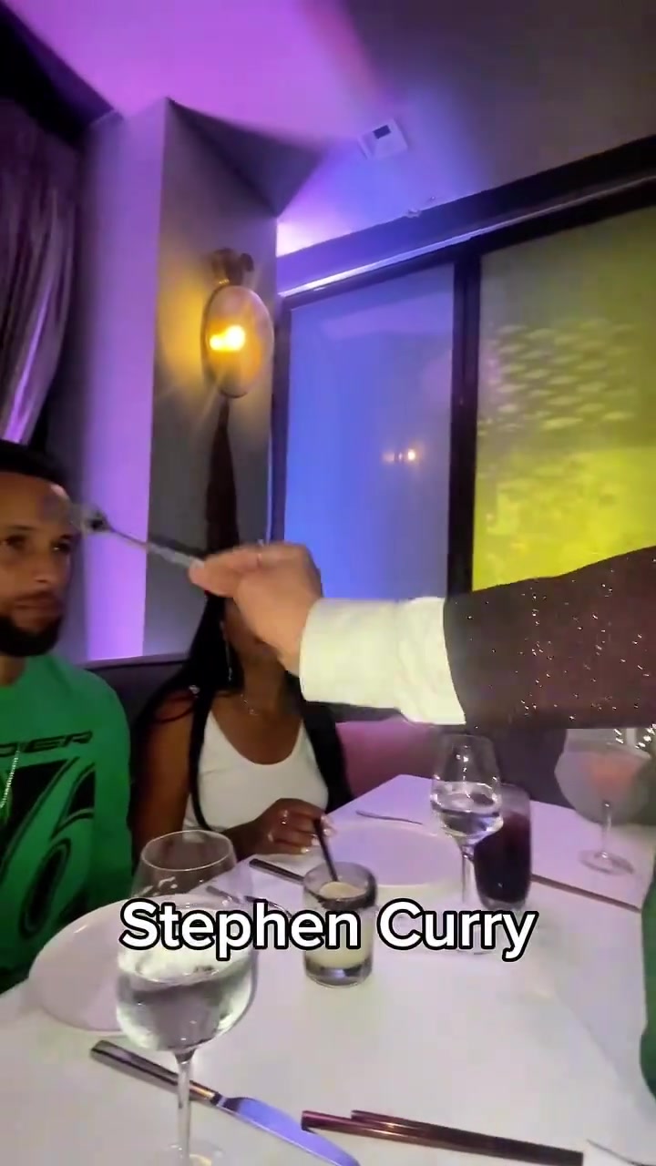 這魔術什么門道讓庫里十分驚訝阿耶莎都看呆了