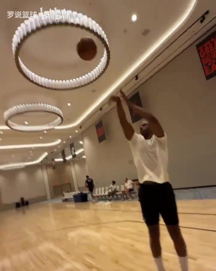 重回快船備戰(zhàn)第21季老保羅最新訓練曝光內(nèi)突外投狀態(tài)上佳