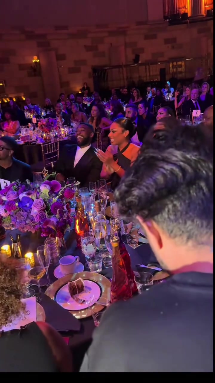 這場合克萊明顯沒有女友梅根放得開