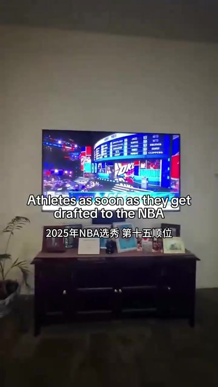 真實(shí)網(wǎng)紅惡搞當(dāng)球員被NBA選中后如何對待現(xiàn)在的女友