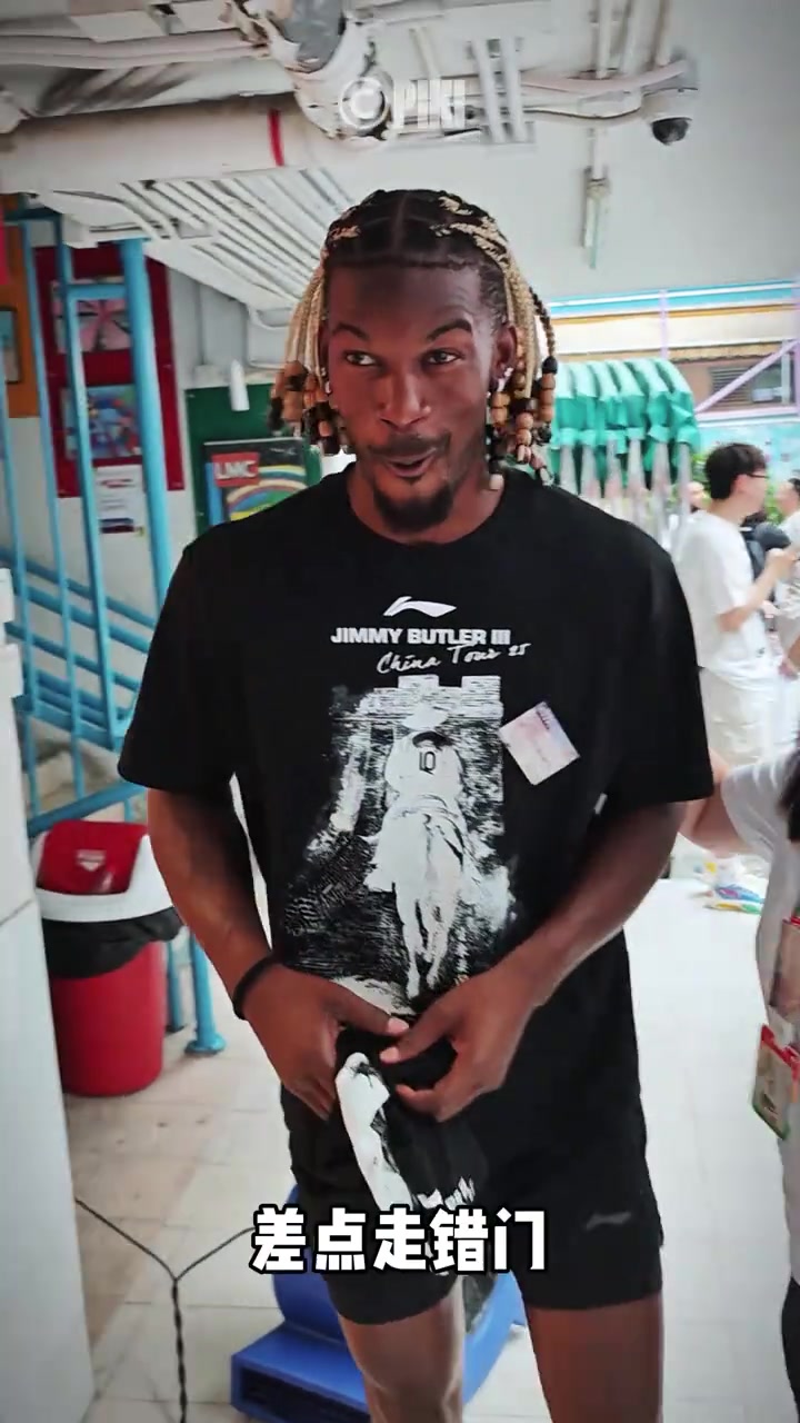 好家伙巴特勒落地香港差點跑進女廁所