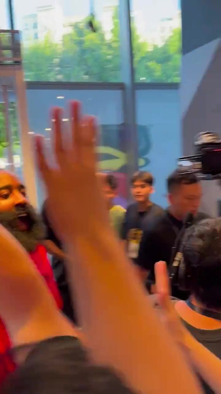 一年的等待哈登已抵達(dá)廣州登哥中國(guó)行終于來(lái)了