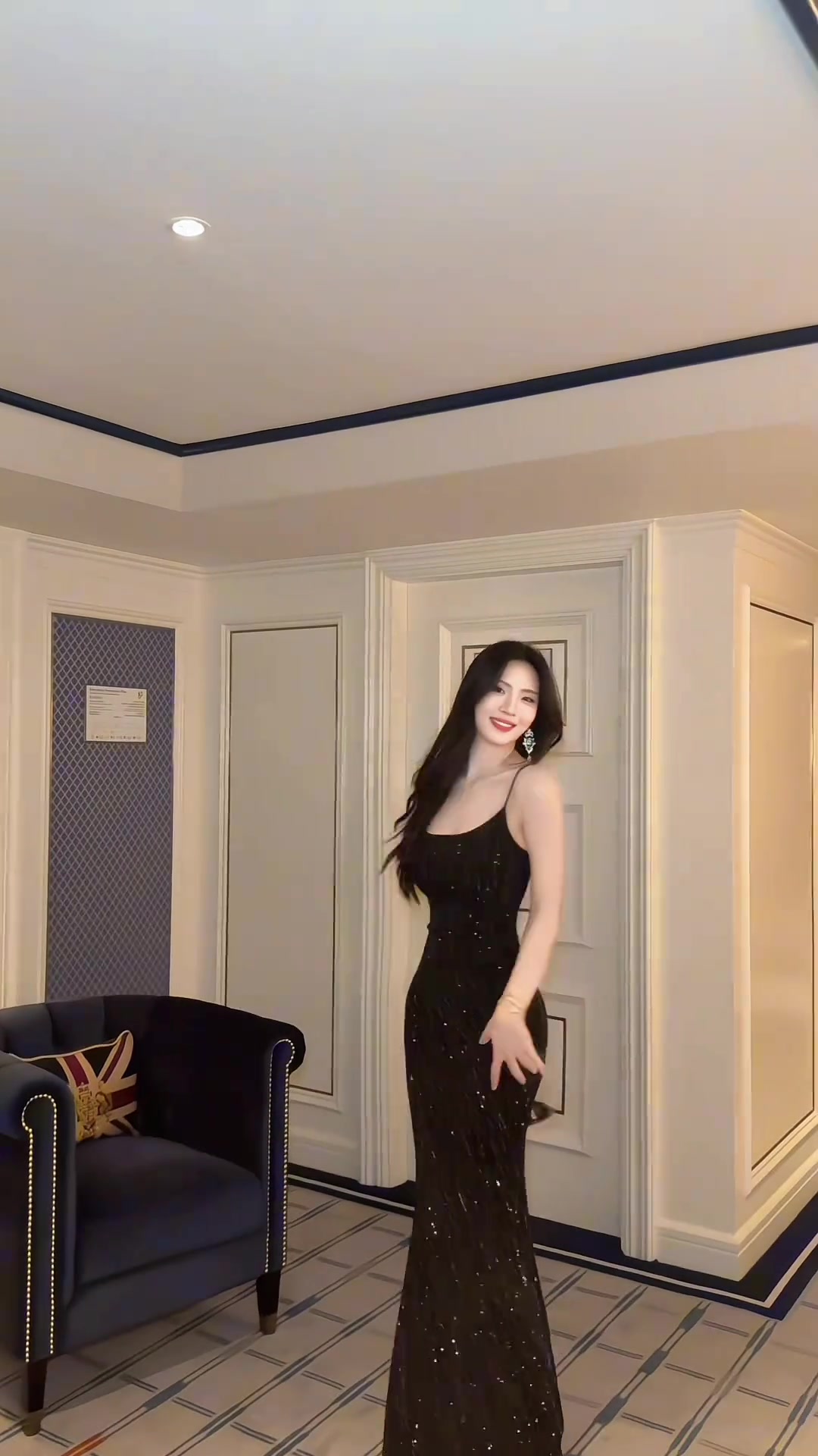 這是要去見登哥嗎美女登密盼盼的一身紅色禮服御姐風(fēng)