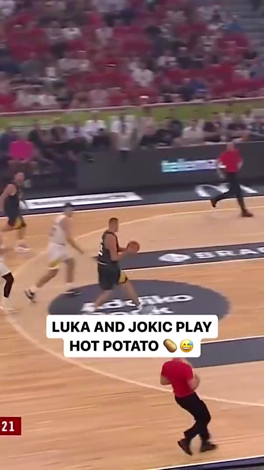 倆胖胖真會玩東契奇約基奇互相傳來傳去 球不用落地就進(jìn)了