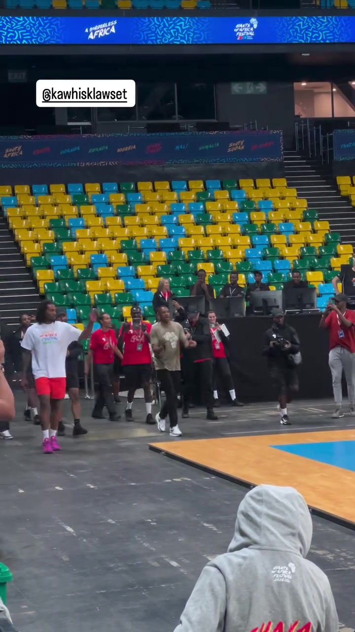 小卡現(xiàn)身非洲參加活動這發(fā)型看起來相當狂野啊