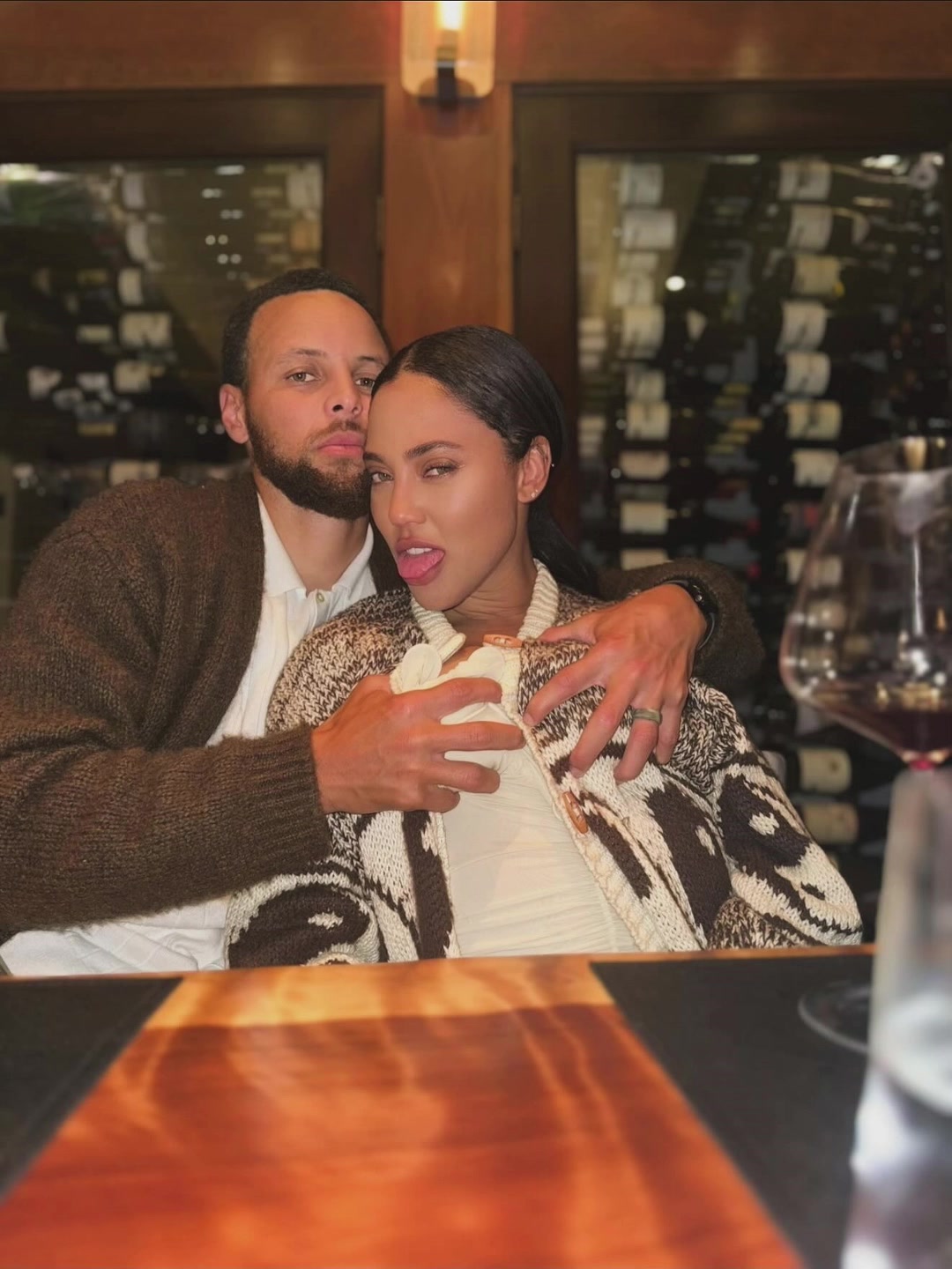 老夫老妻秀恩愛阿耶莎曬照慶祝結婚14周年庫里這手放哪呢