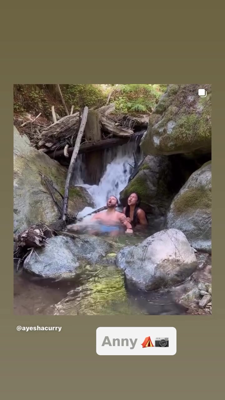 好家伙庫里和阿耶莎這是跑到野外去游泳啊